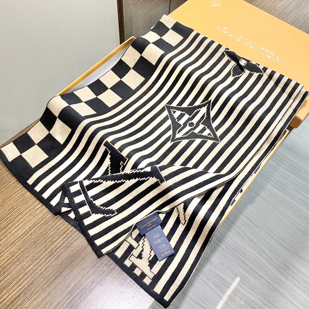 LV scarf