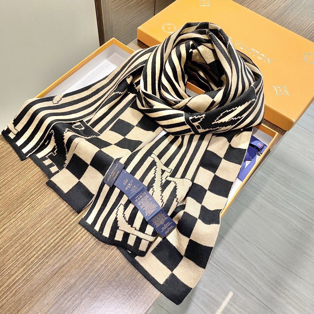 LV scarf