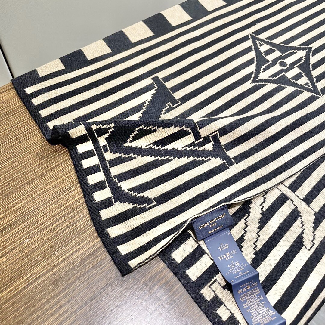 LV scarf