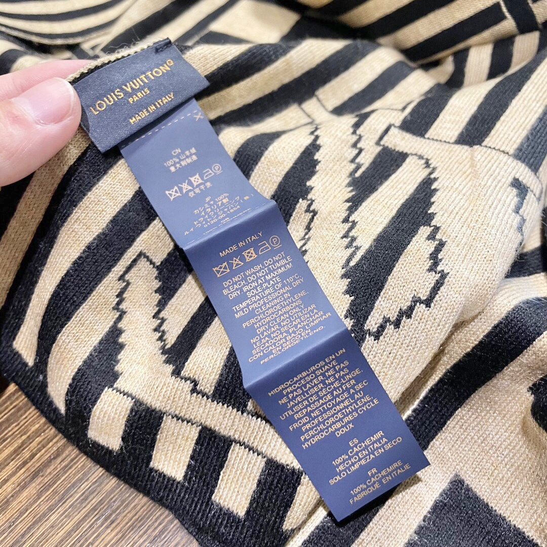 LV scarf