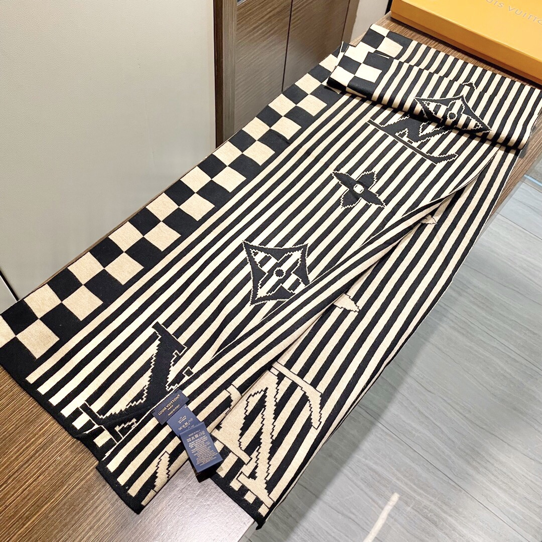 LV scarf