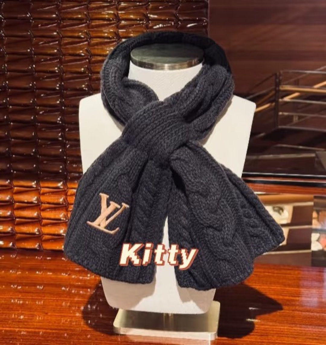 LV scarf
