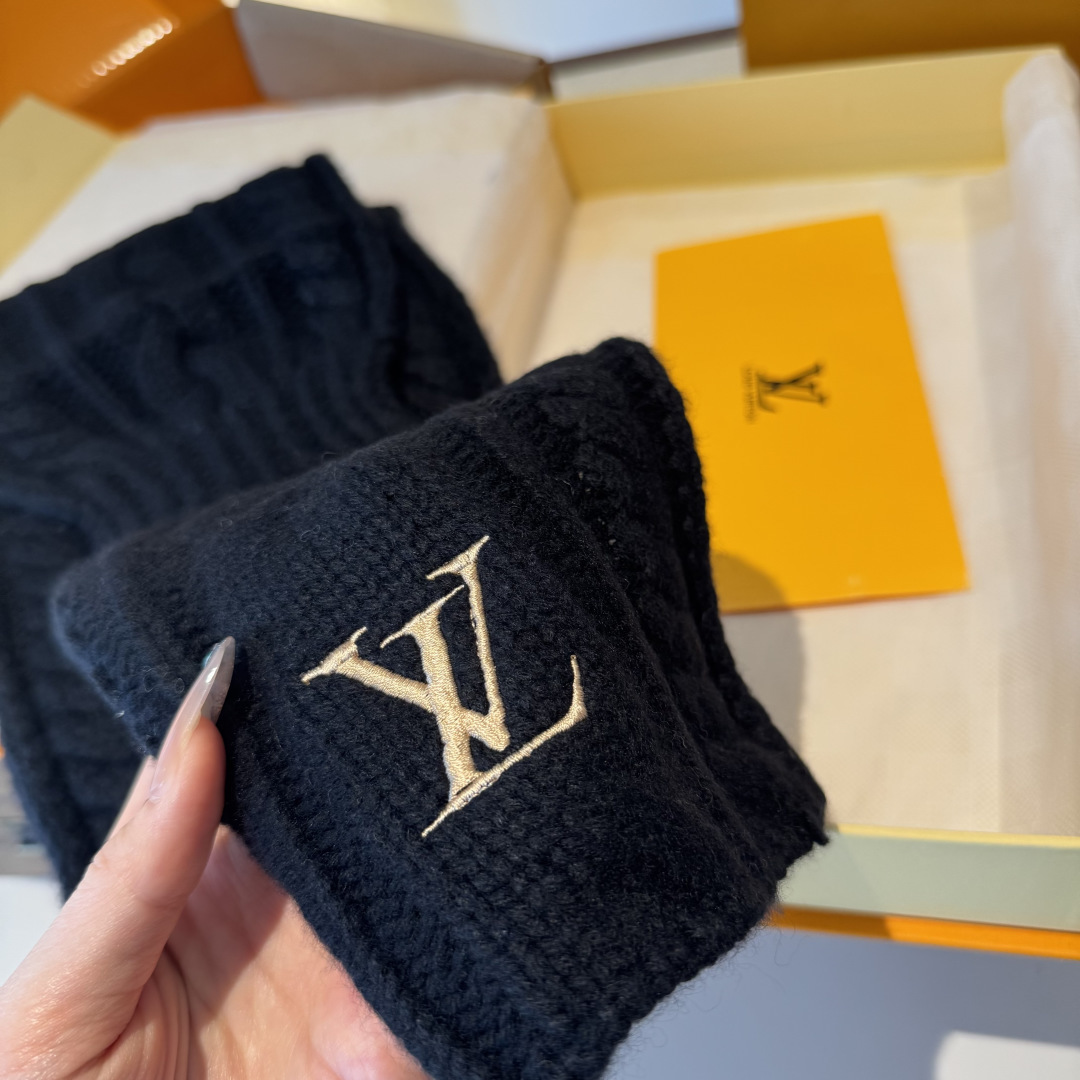 LV scarf