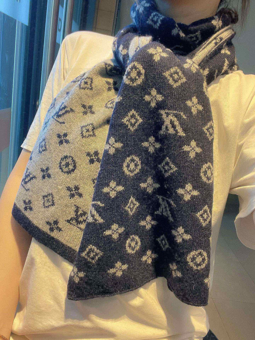 LV scarf