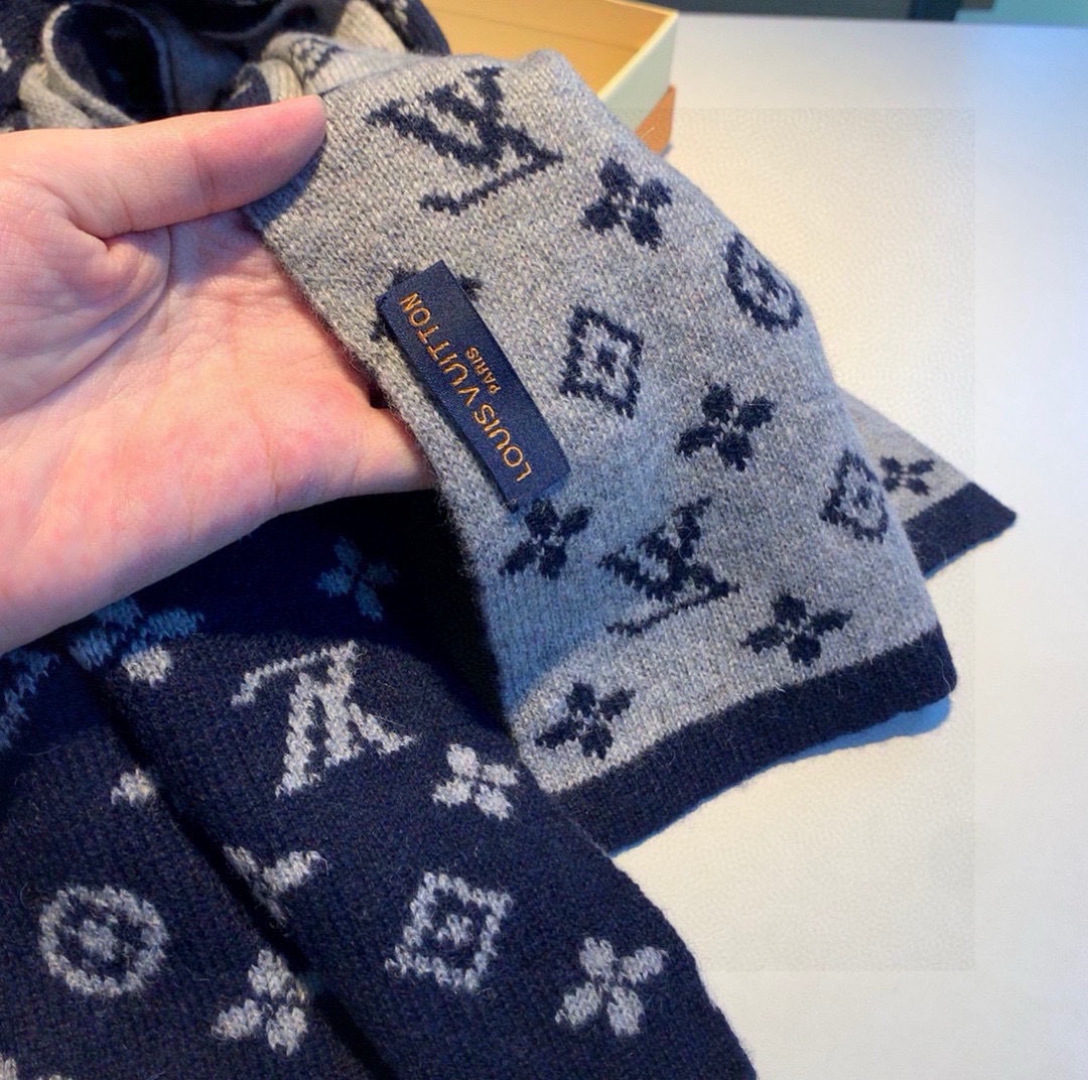 LV scarf
