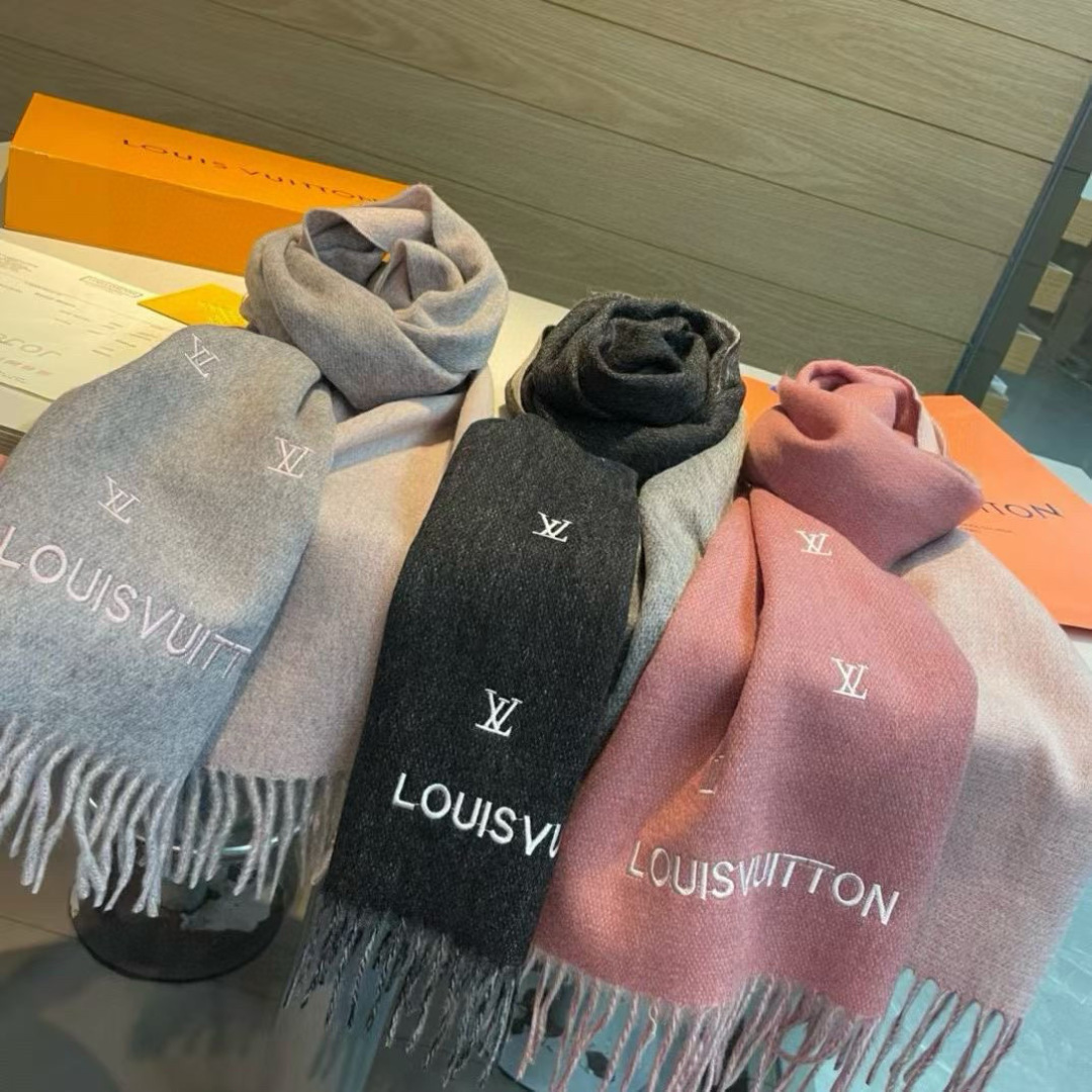 LV scarf