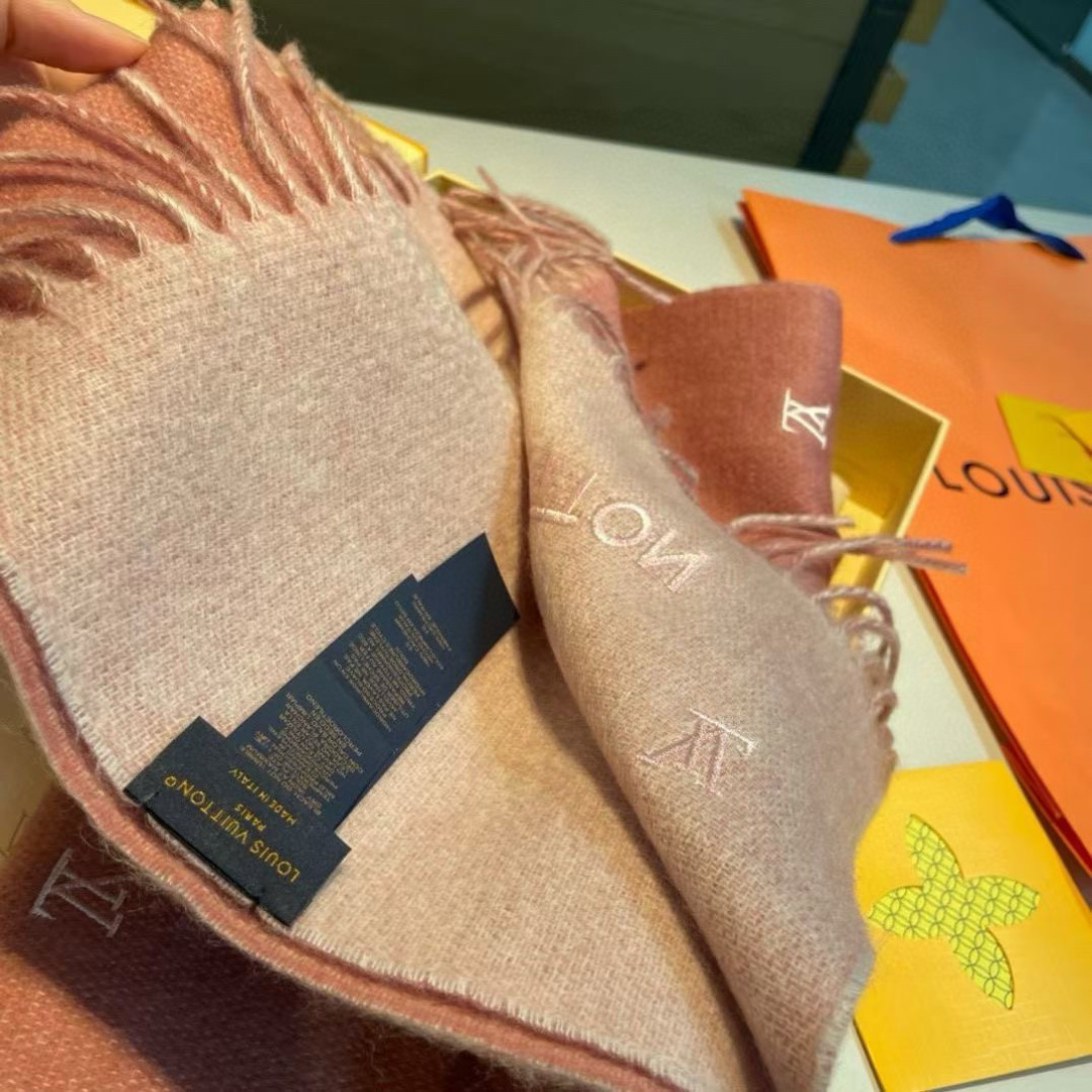 LV scarf