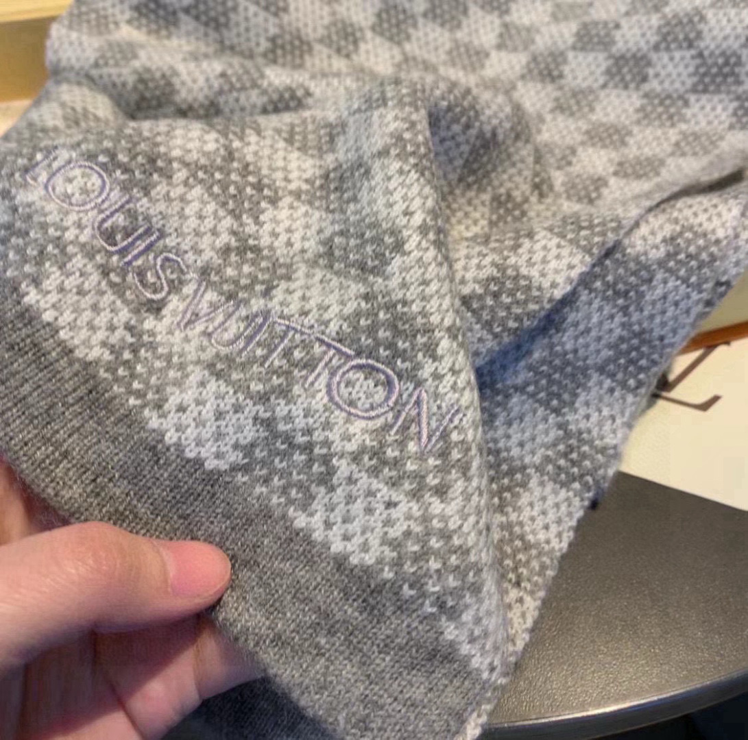 LV scarf