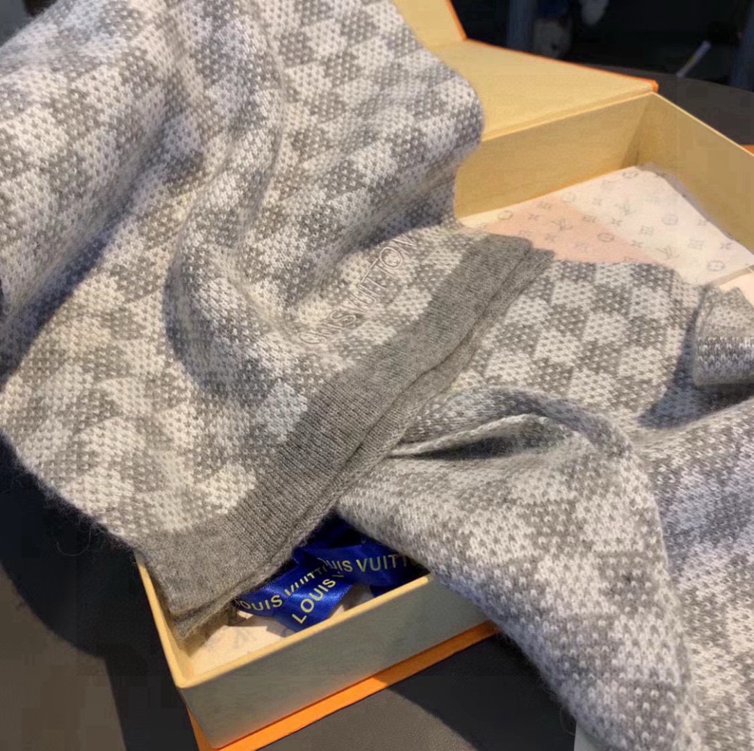 LV scarf