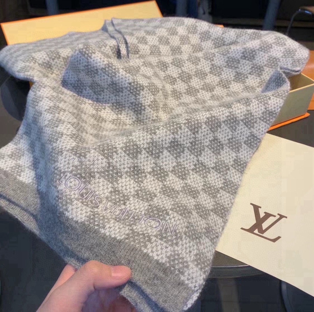 LV scarf