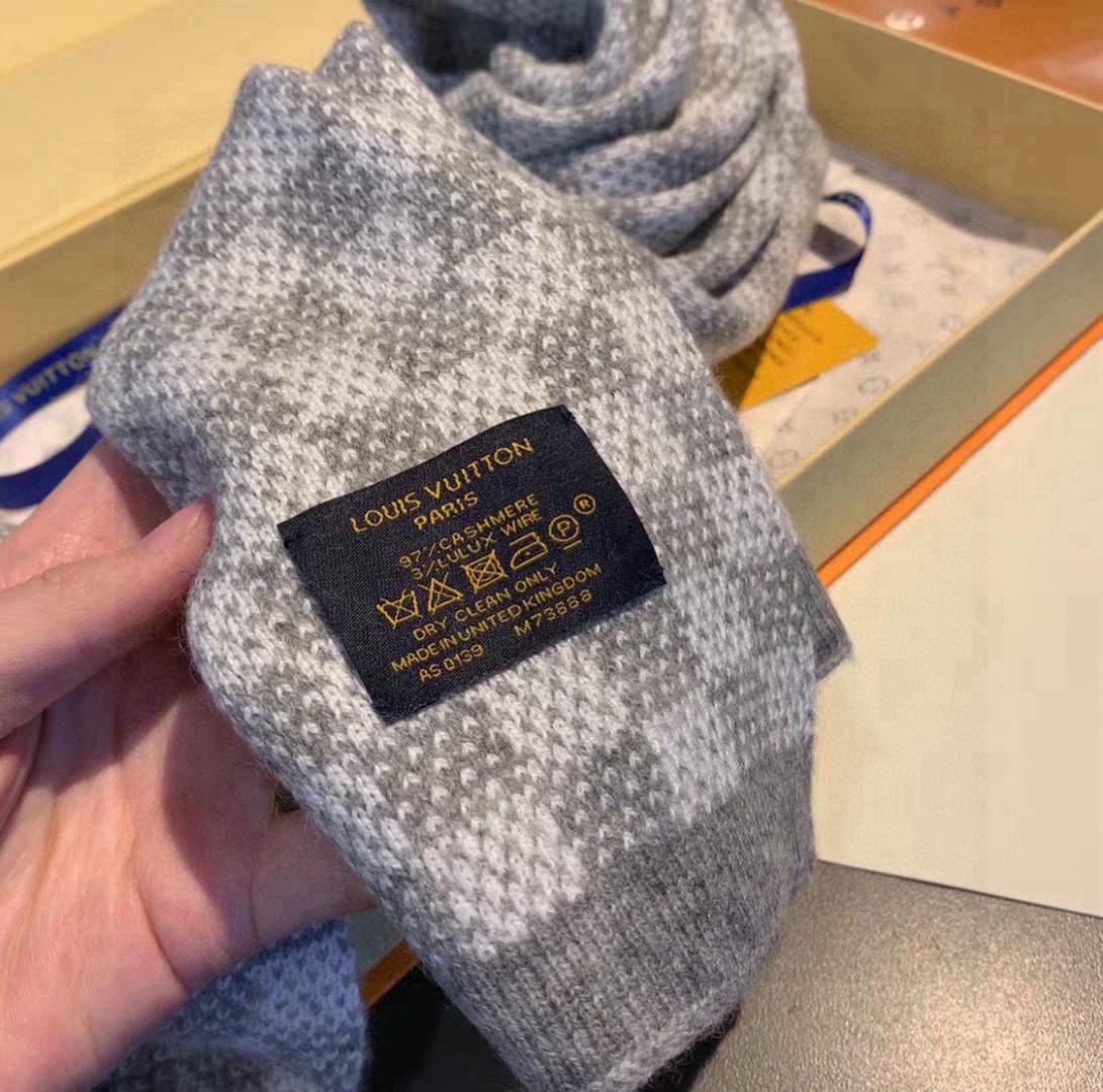 LV scarf