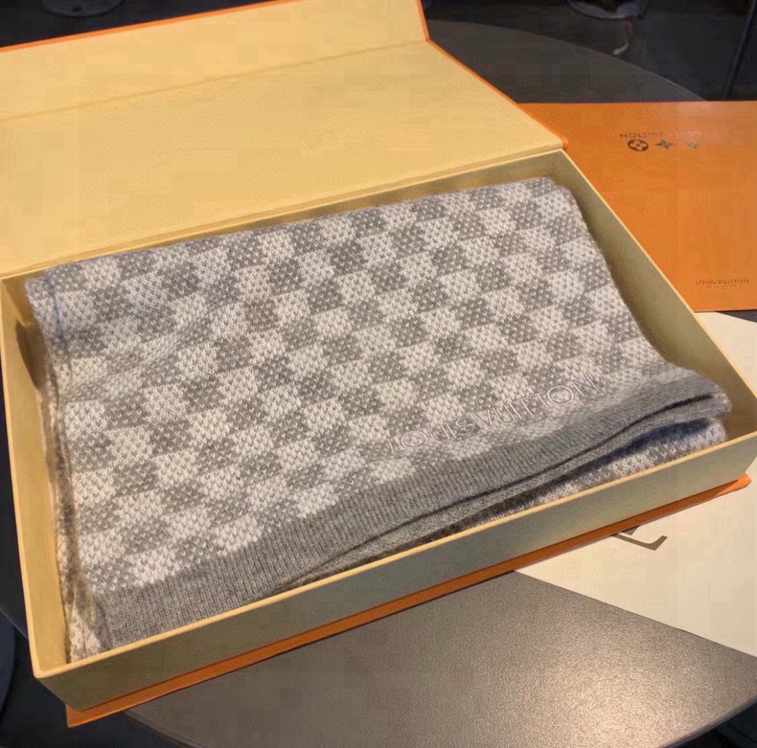 LV scarf