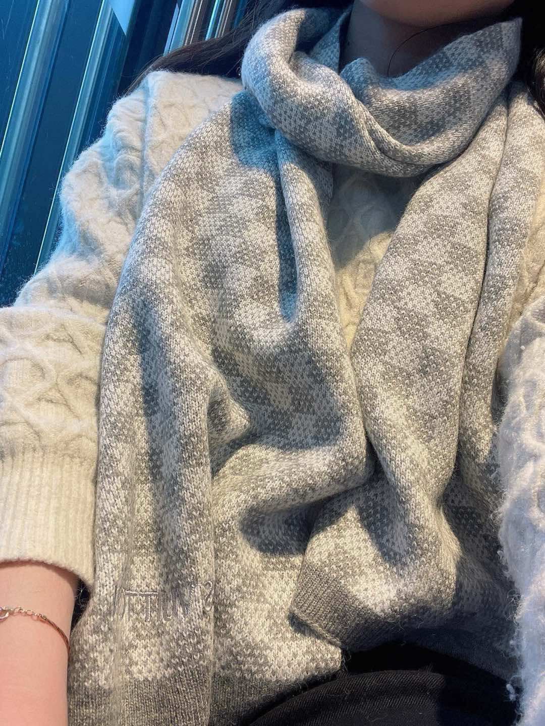LV scarf
