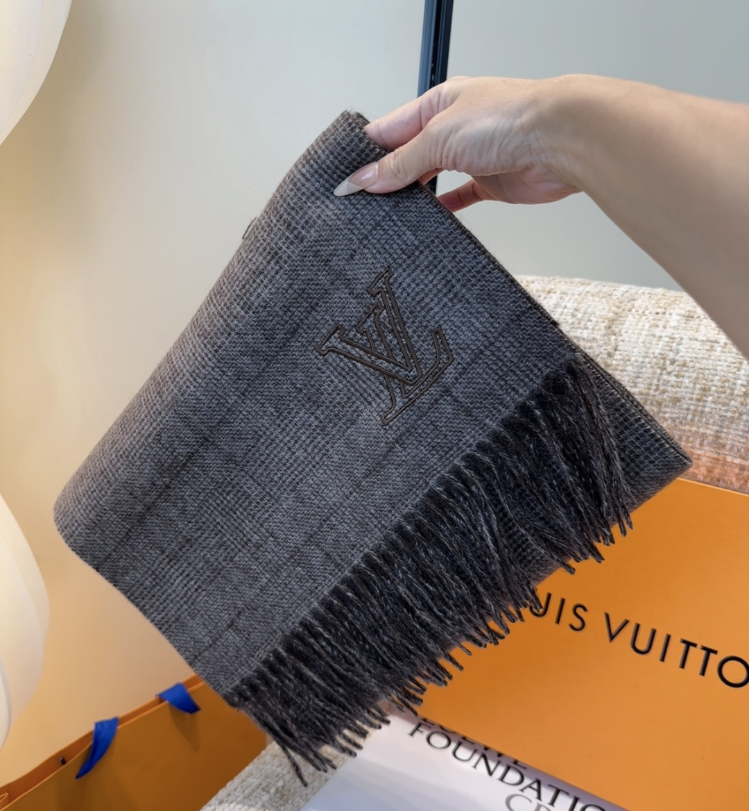 LV scarf