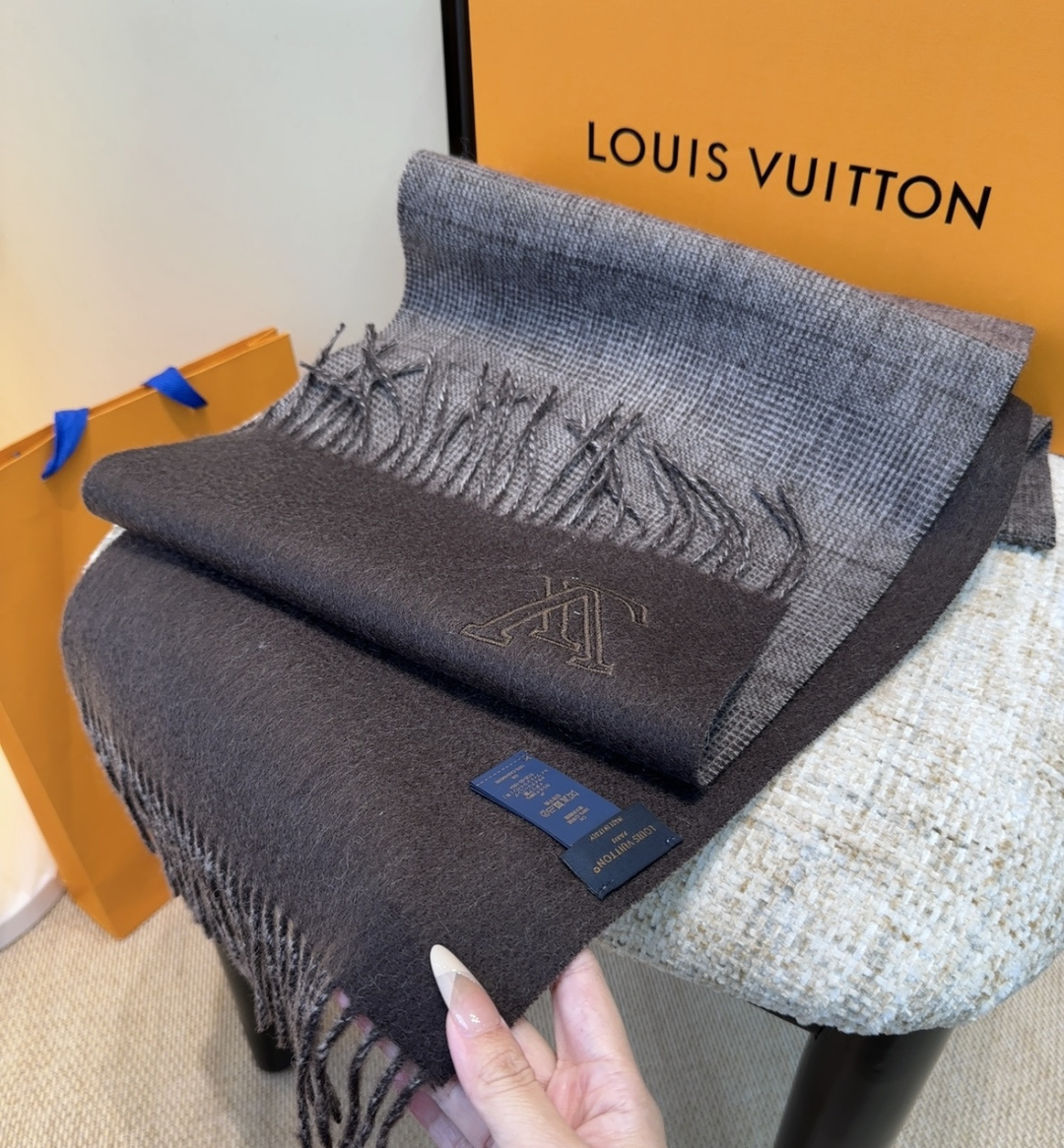 LV scarf