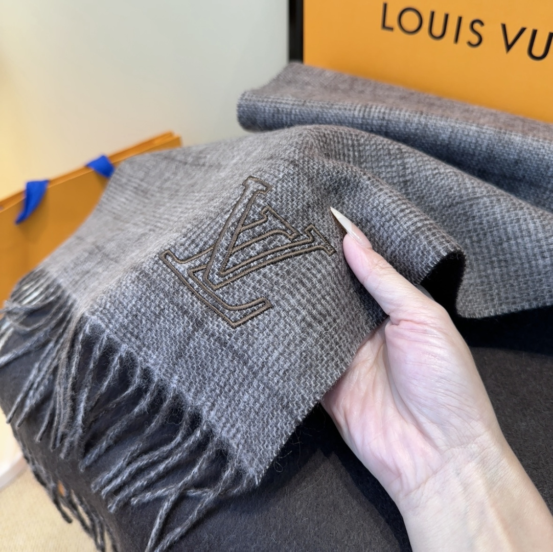 LV scarf