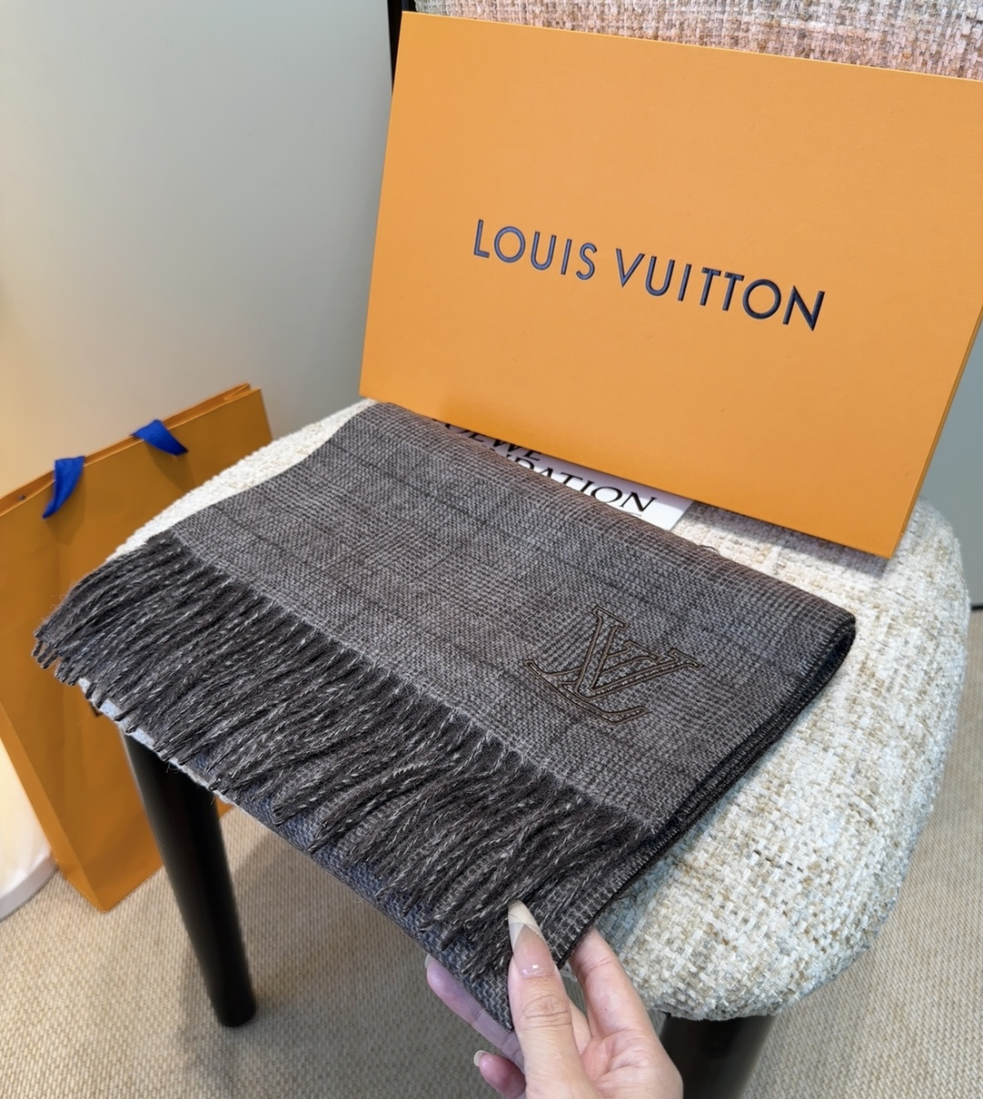 LV scarf