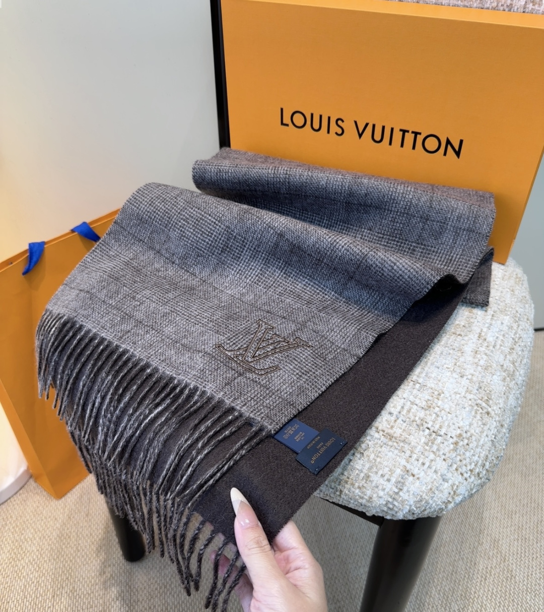 LV scarf