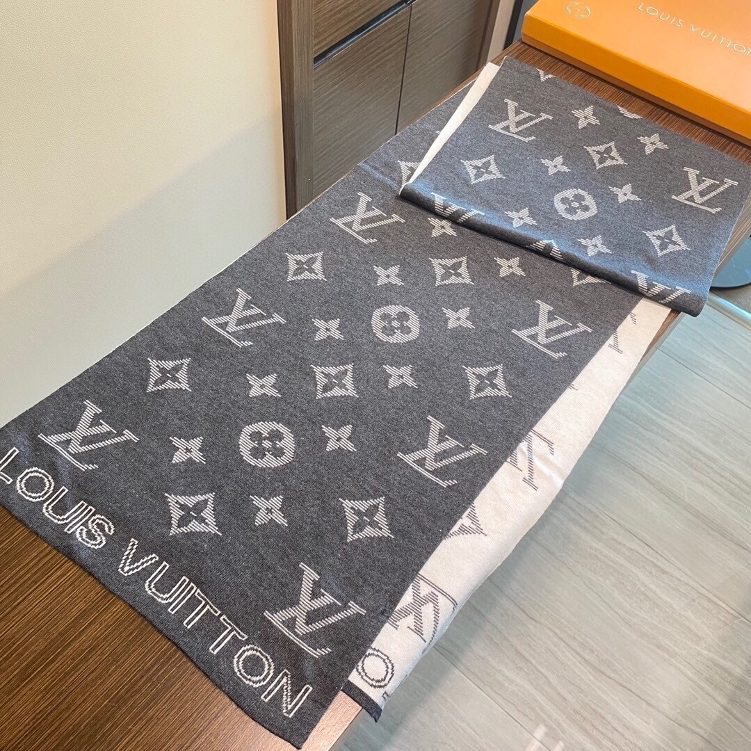 LV scarf
