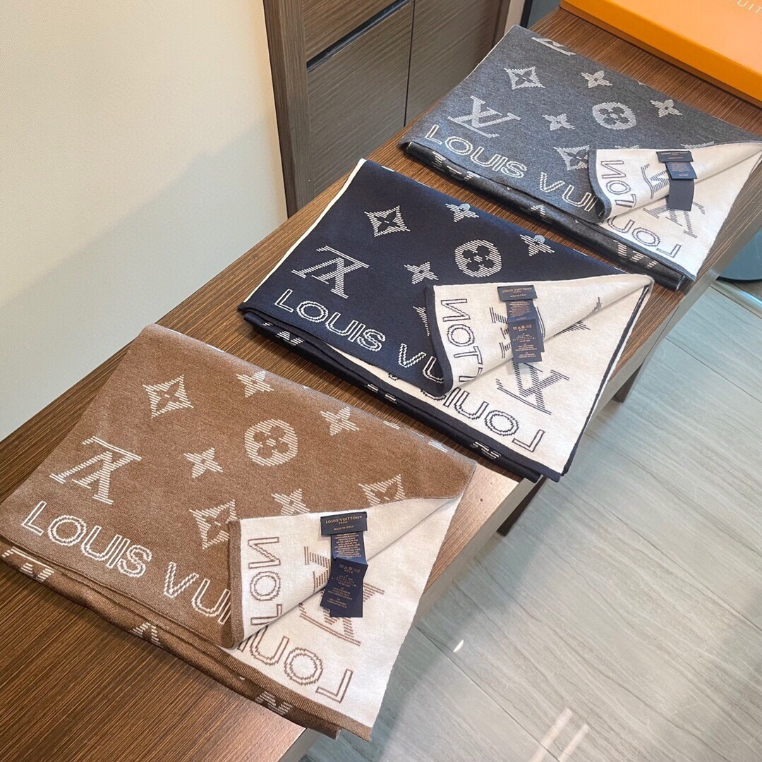 LV scarf
