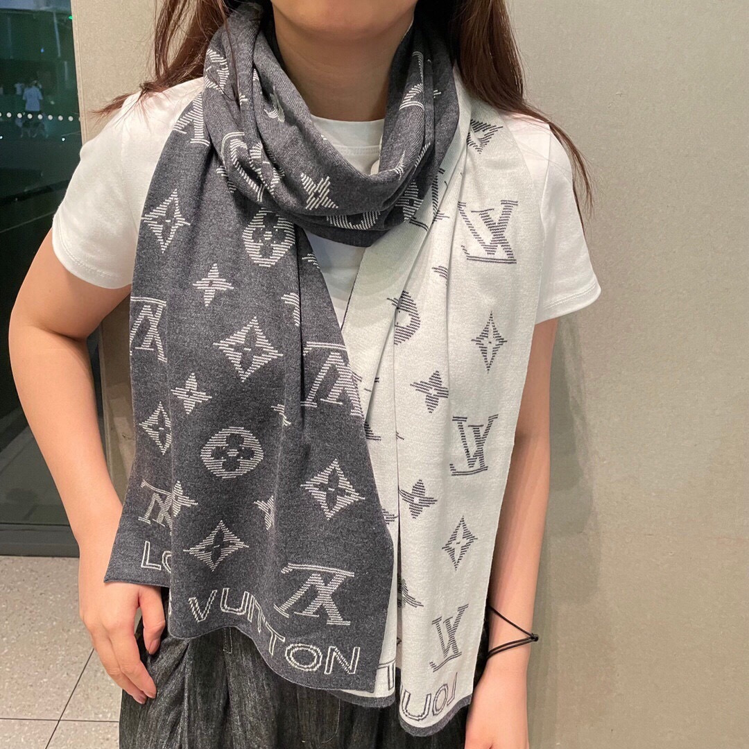 LV scarf