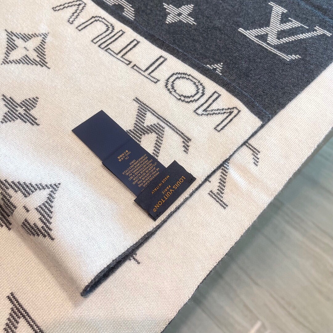 LV scarf