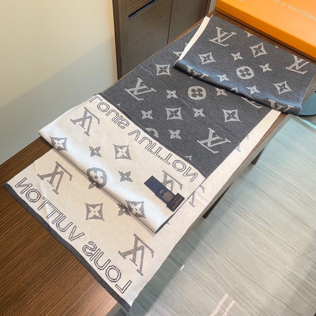 LV scarf