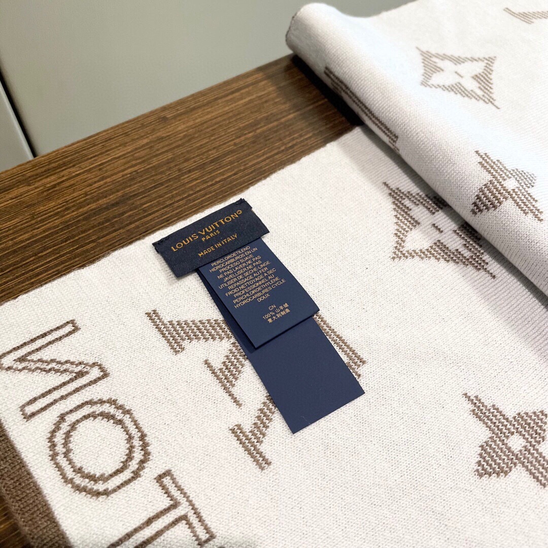 LV scarf