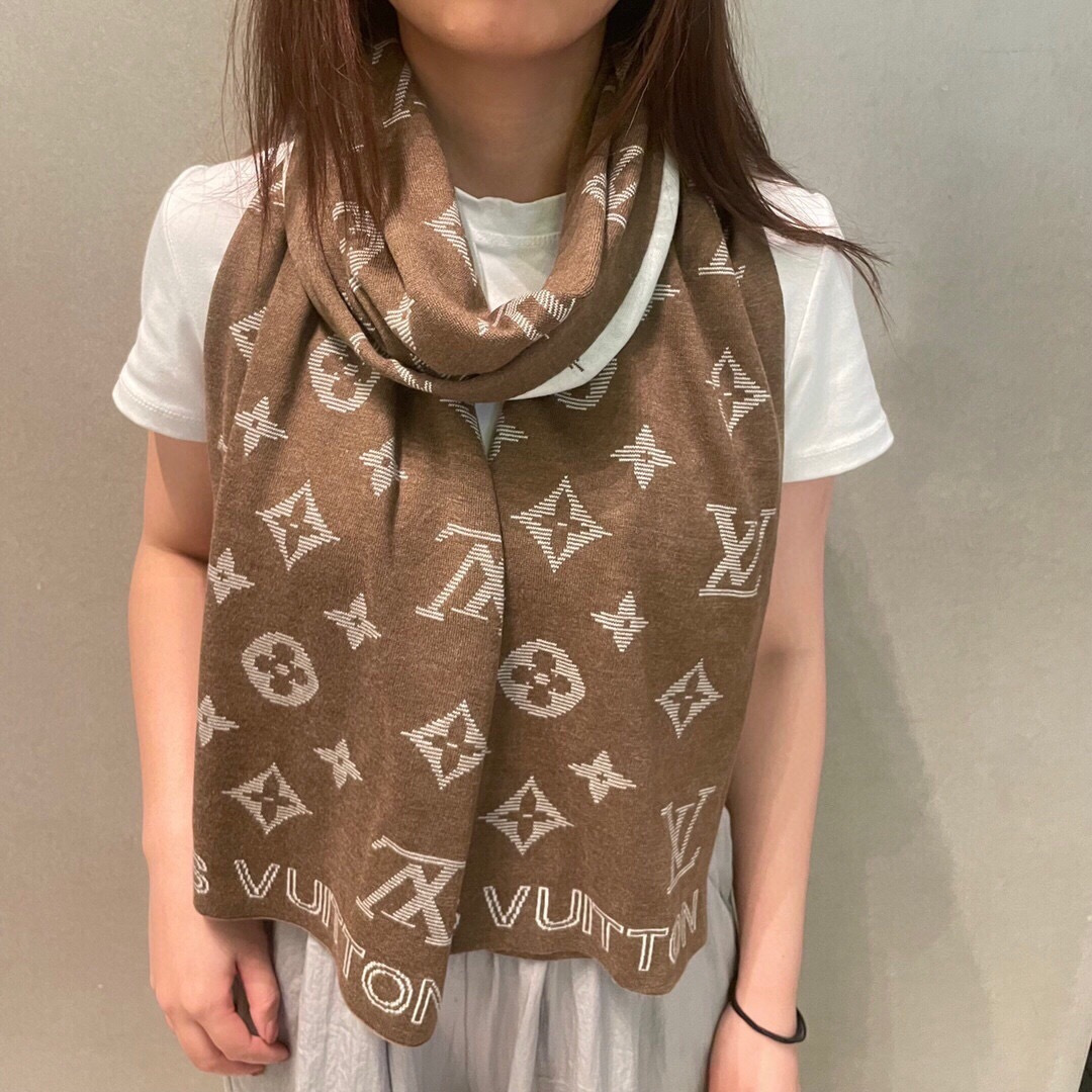 LV scarf