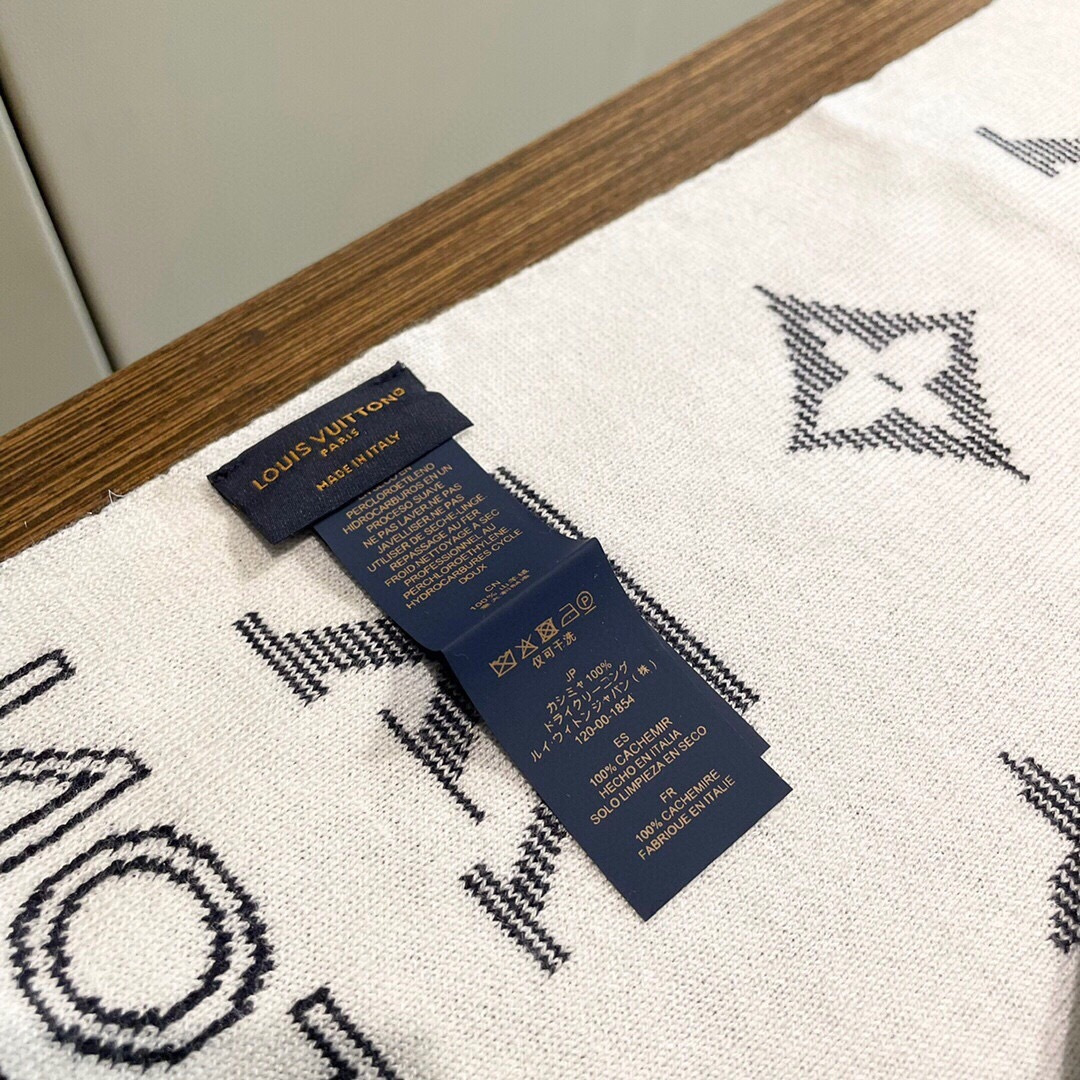 LV scarf