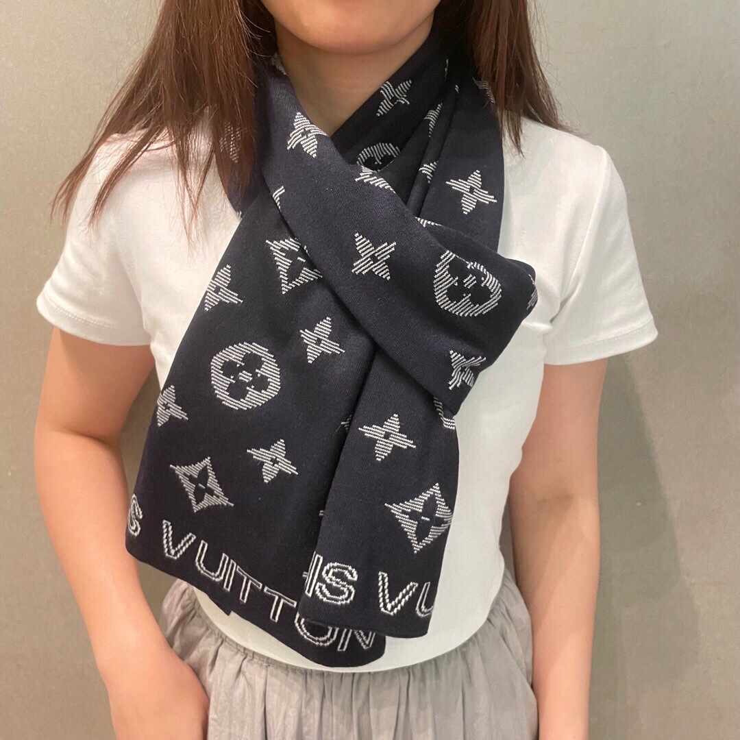 LV scarf