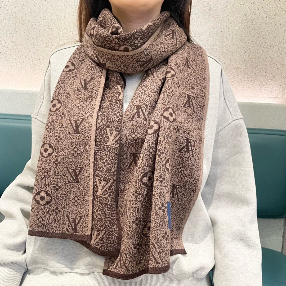 LV scarf