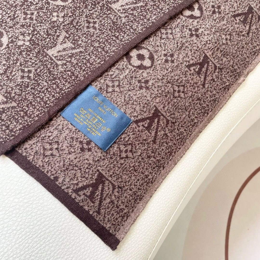LV scarf