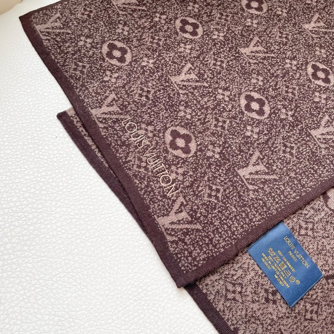 LV scarf