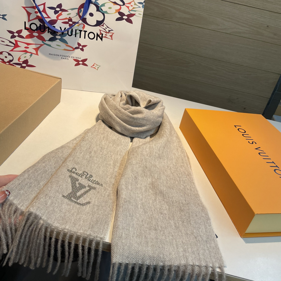 LV scarf