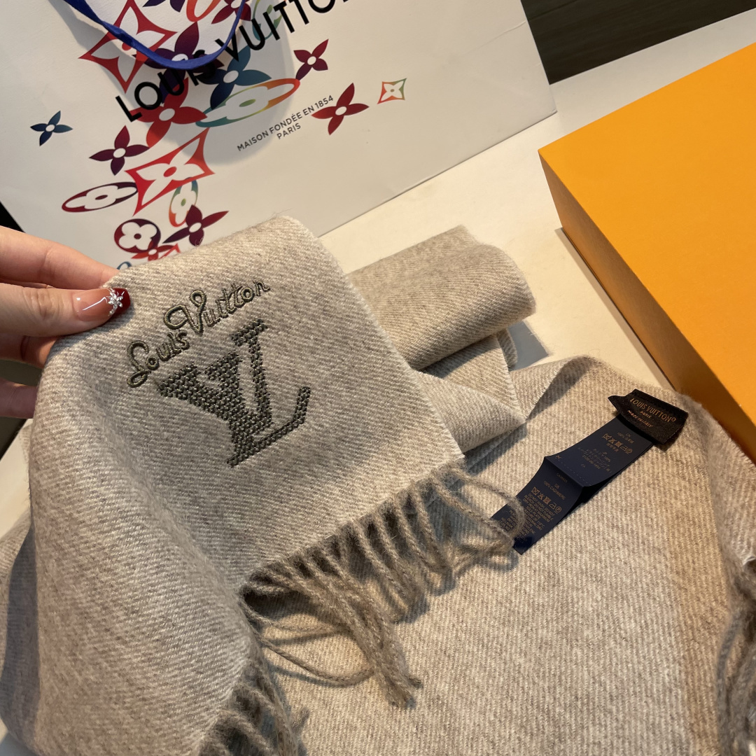 LV scarf