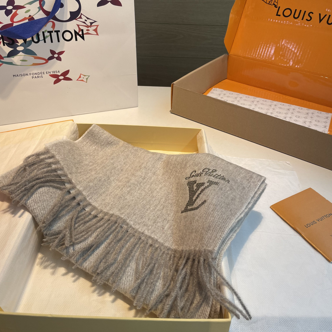 LV scarf