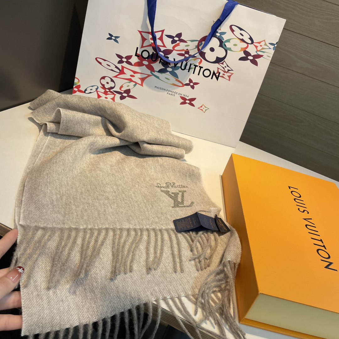 LV scarf
