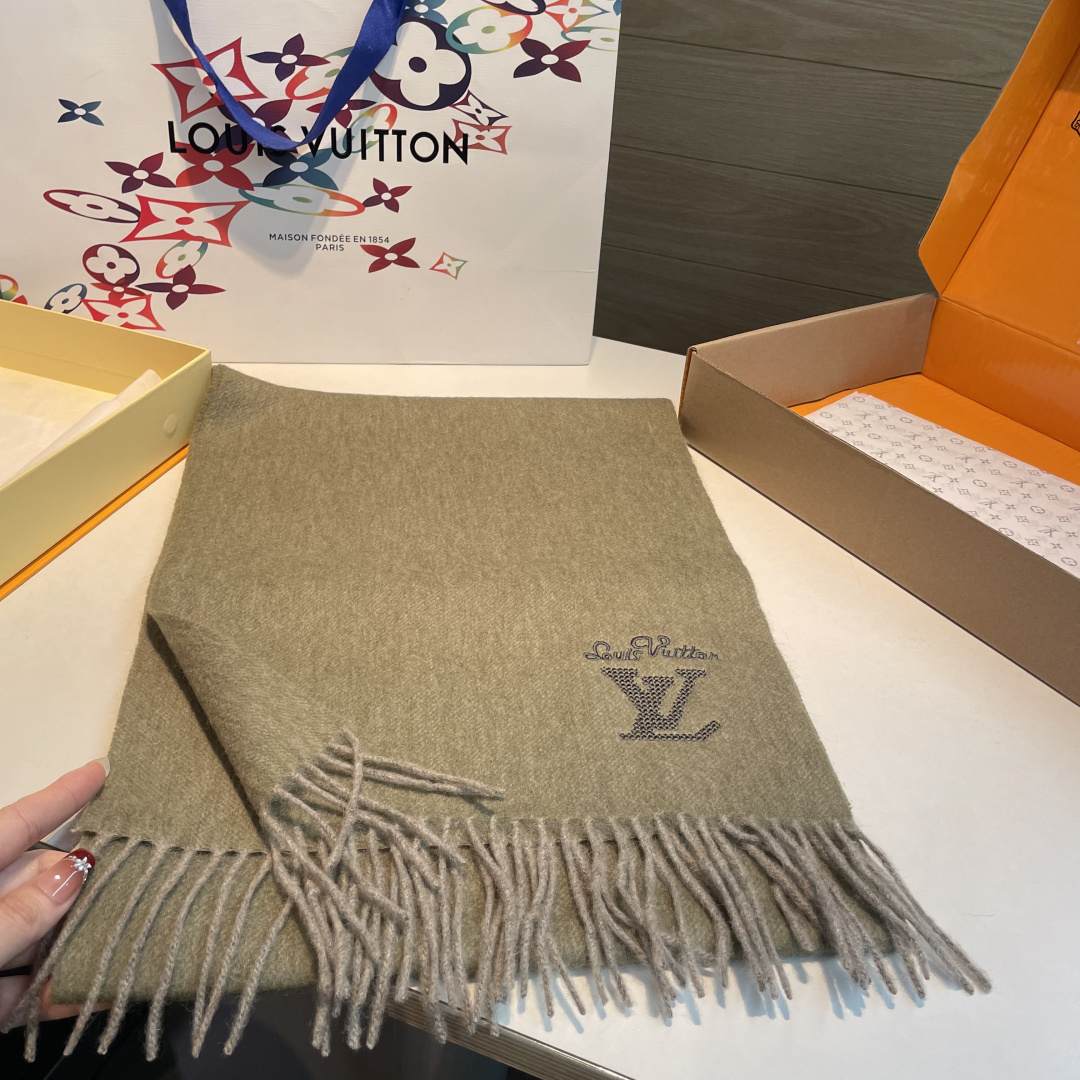 LV scarf
