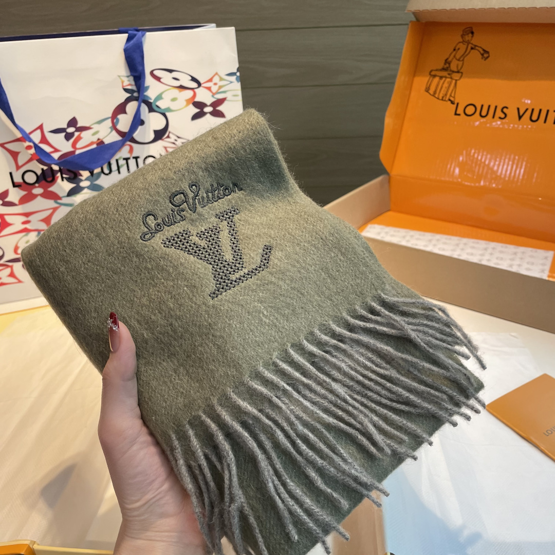 LV scarf