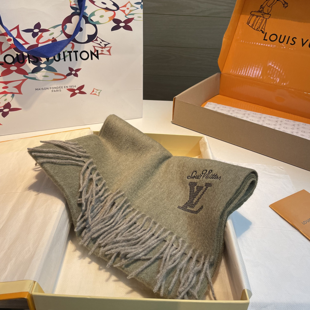 LV scarf