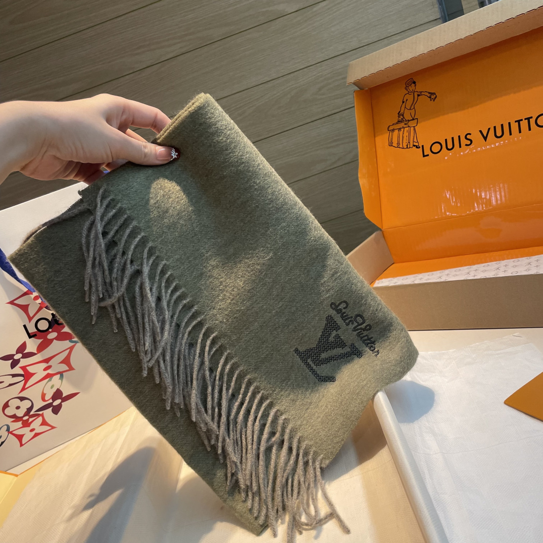 LV scarf