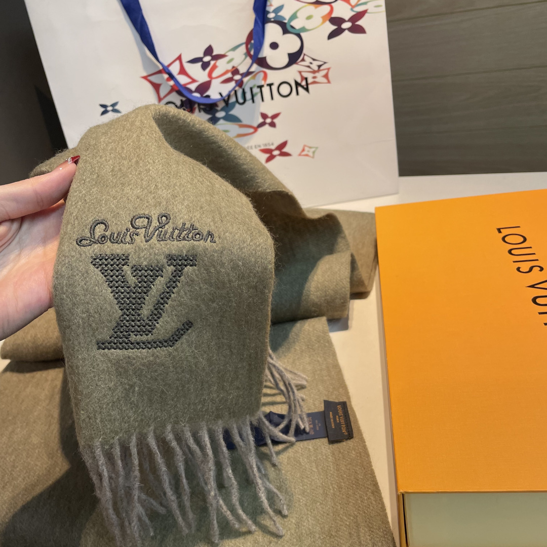 LV scarf