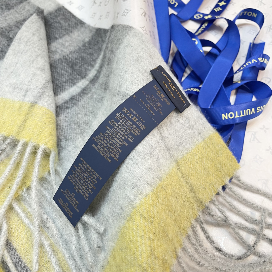 LV scarf