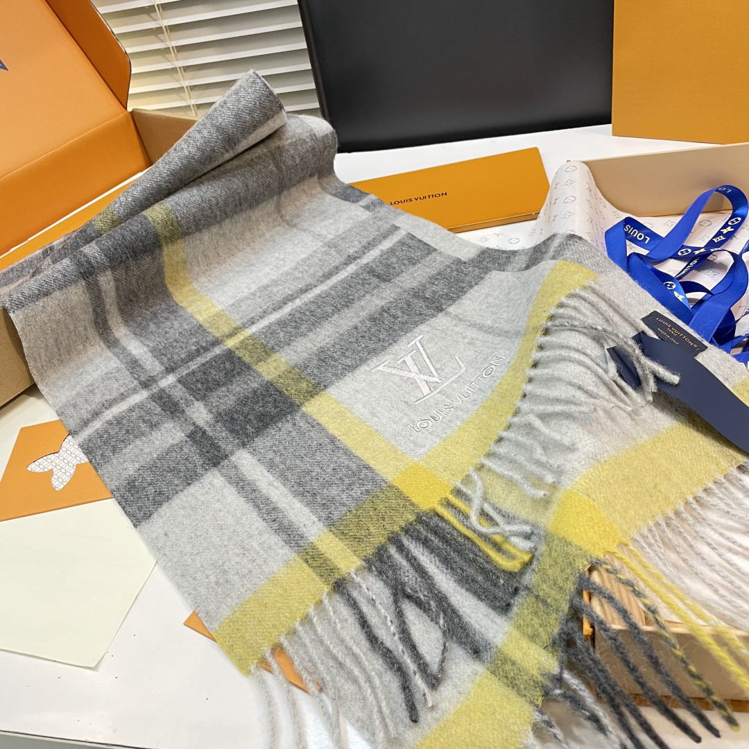 LV scarf