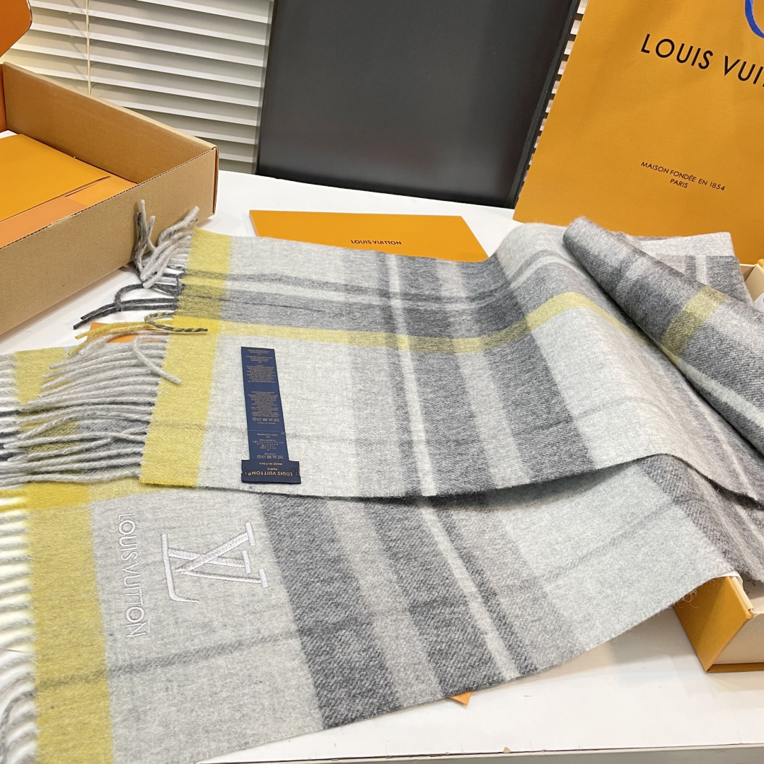 LV scarf