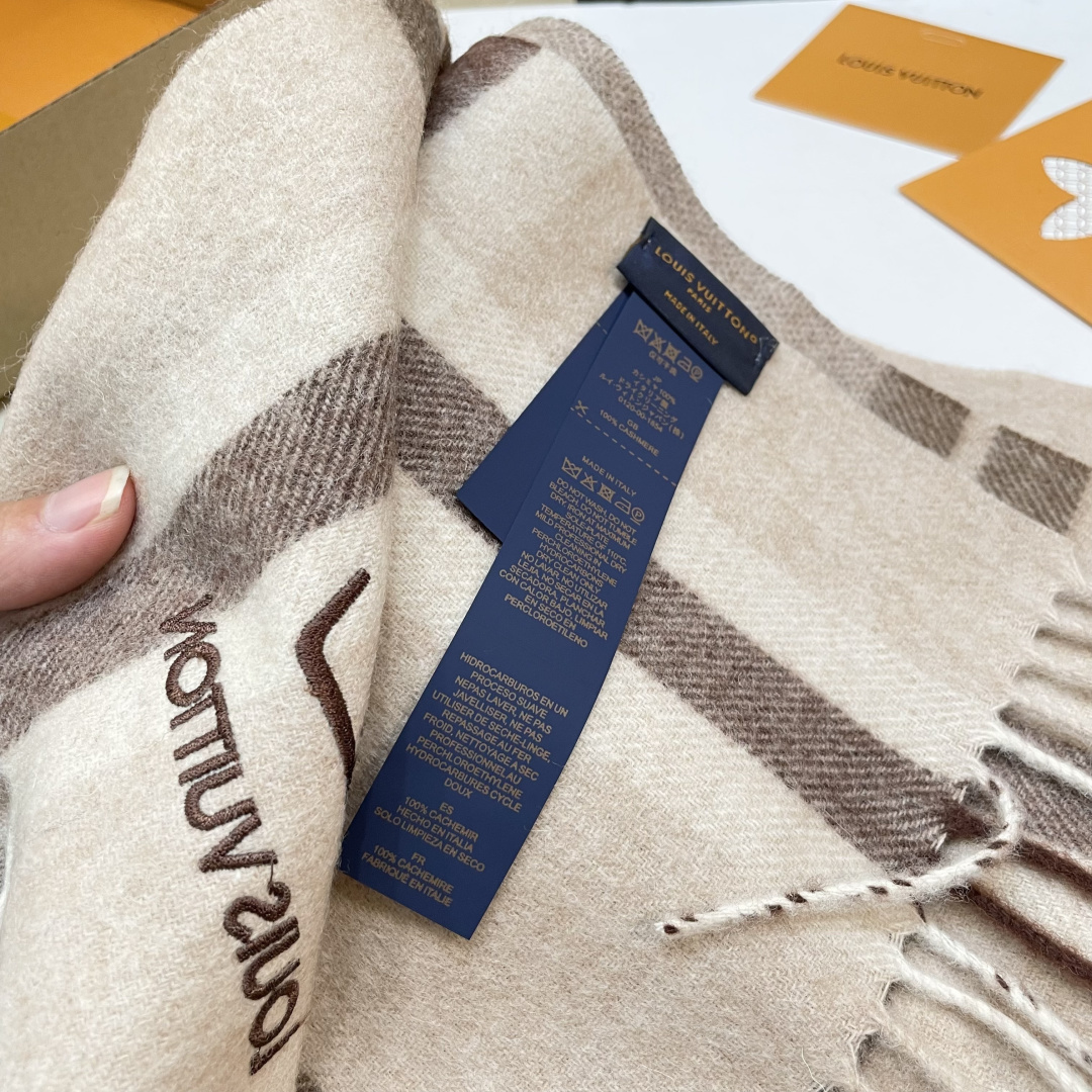 LV scarf