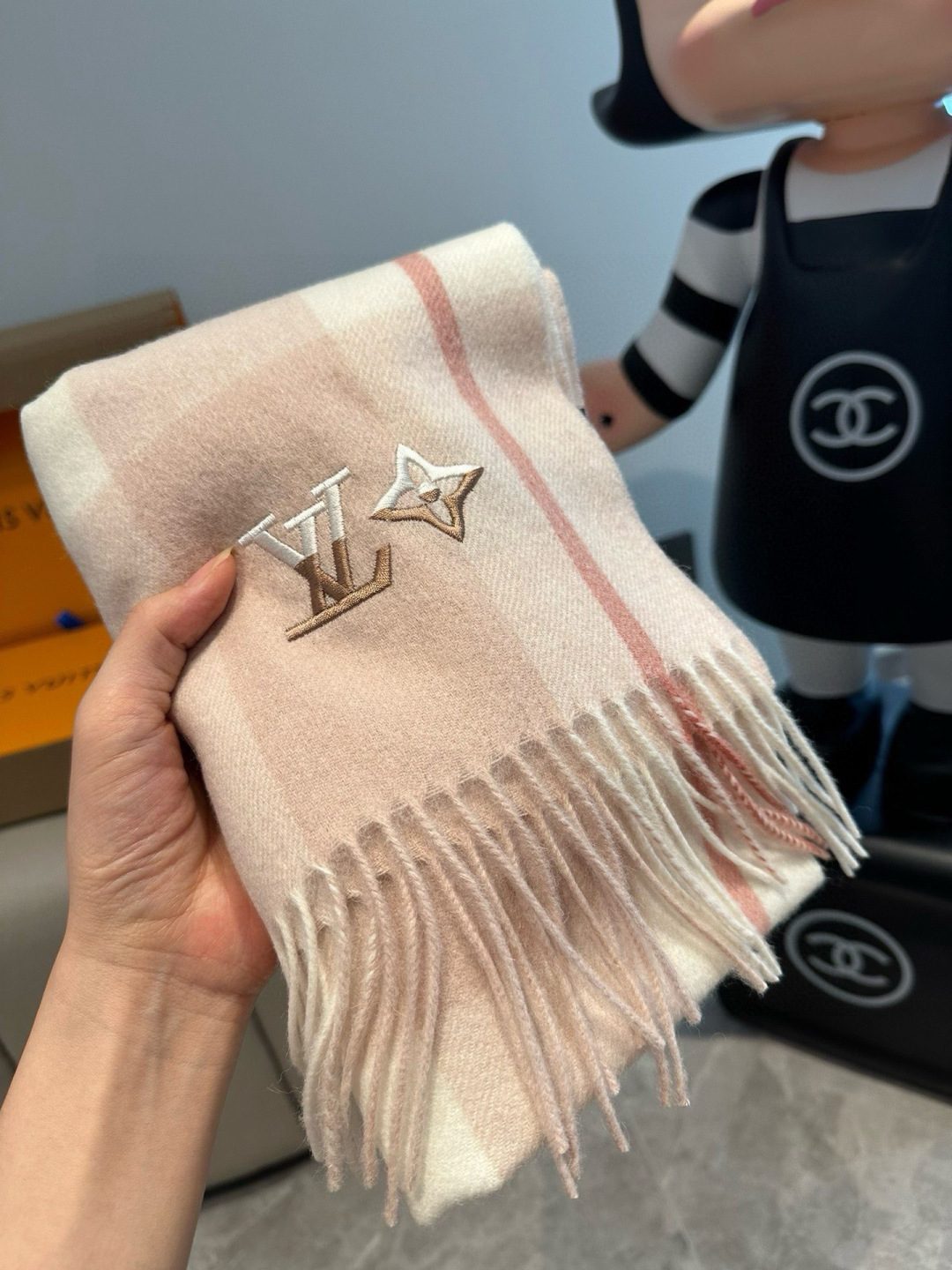 LV scarf