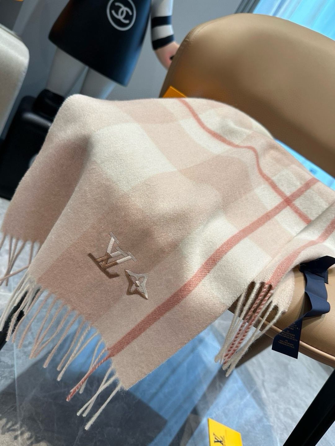 LV scarf