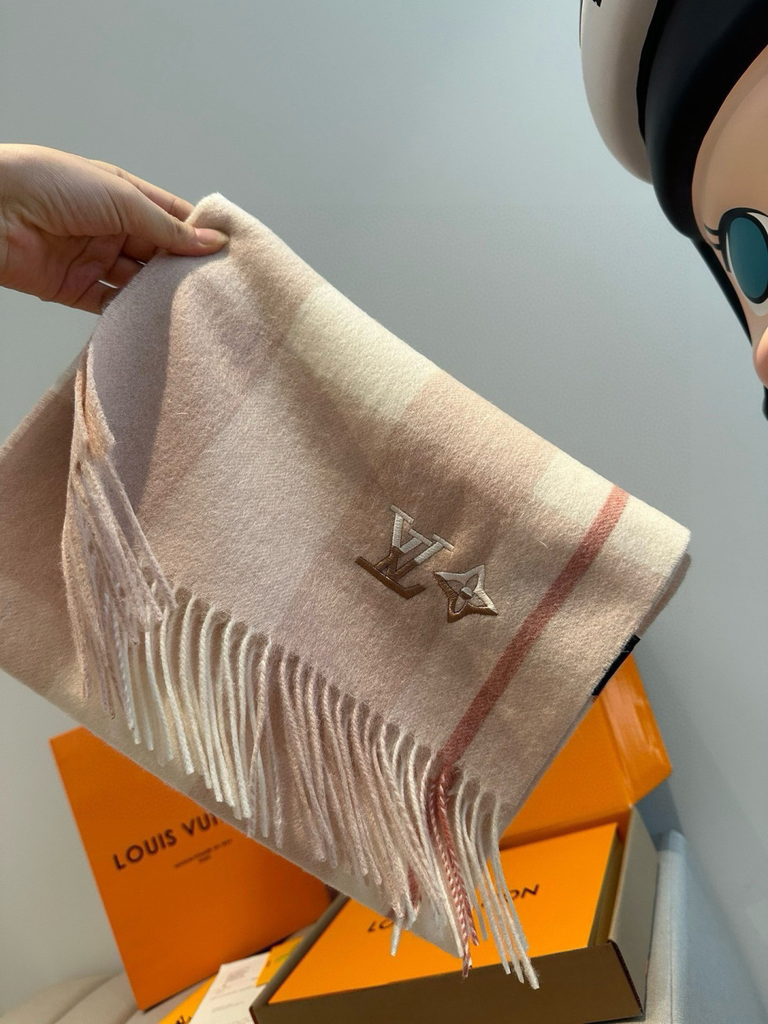 LV scarf
